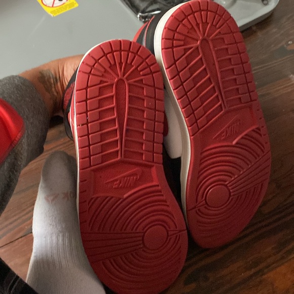 Air Jordan retro 1 mid “bred” size 9.5 men’s 🔥🔥🔥 great condition CLASSIC! - Picture 4 of 5